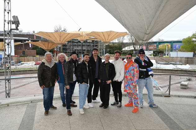 Gruppenbild der Bands und Veranstalter der autretenden Künstler posieren bei der Programm PK vor der Baustelle des Kölner Tanzbrunnen der nach umfangreicher Sanierung pünktlich zu Saisonstart am 09.05.2026 fertig sein soll