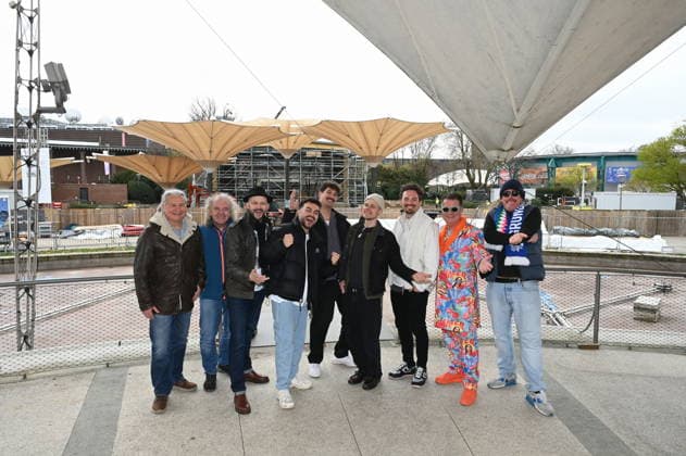 Gruppenbild der Bands und Veranstalter der autretenden Künstler posieren bei der Programm PK vor der Baustelle des Kölner Tanzbrunnen der nach umfangreicher Sanierung pünktlich zu Saisonstart am 09.05.2026 fertig sein soll