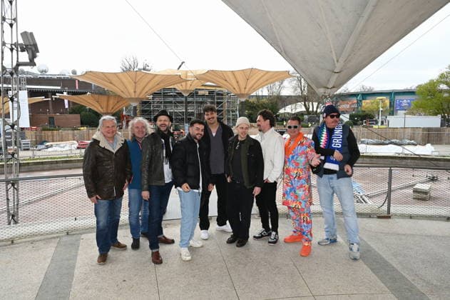 Gruppenbild der Bands und Veranstalter der autretenden Künstler posieren bei der Programm PK vor der Baustelle des Kölner Tanzbrunnen der nach umfangreicher Sanierung pünktlich zu Saisonstart am 09.05.2026 fertig sein soll