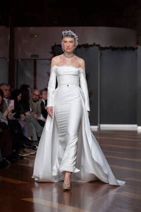 Telier Couture Fashion Week Madrid in Spain - 17 Mar 2026 A model walks the runway wearing a design by atelier couture during Fashion Week de Madrid in Fabric de Tapices. Madrid Spain Copyright: xAtilanoxGarciax xSOPAxImagesx photos08935