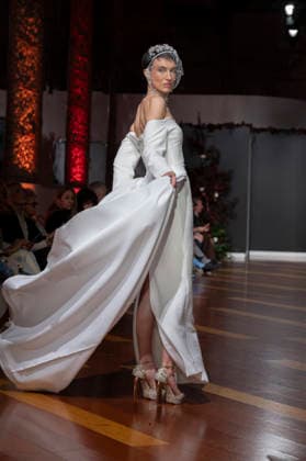 Telier Couture Fashion Week Madrid in Spain - 17 Mar 2026 A model walks the runway wearing a design by atelier couture during Fashion Week de Madrid in Fabric de Tapices. Madrid Spain Copyright: xAtilanoxGarciax xSOPAxImagesx photos08936