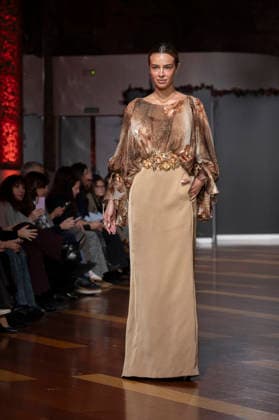 Telier Couture Fashion Week Madrid in Spain - 17 Mar 2026 A model walks the runway wearing a design by atelier couture during Fashion Week de Madrid in Fabric de Tapices. Madrid Spain Copyright: xAtilanoxGarciax xSOPAxImagesx photos08914