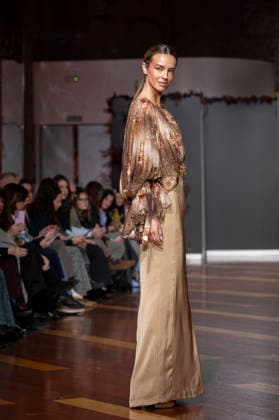 Telier Couture Fashion Week Madrid in Spain - 17 Mar 2026 A model walks the runway wearing a design by atelier couture during Fashion Week de Madrid in Fabric de Tapices. Madrid Spain Copyright: xAtilanoxGarciax xSOPAxImagesx photos08915