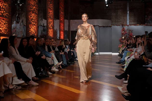 Telier Couture Fashion Week Madrid in Spain - 17 Mar 2026 A model walks the runway wearing a design by atelier couture during Fashion Week de Madrid in Fabric de Tapices. Madrid Spain Copyright: xAtilanoxGarciax xSOPAxImagesx photos08916