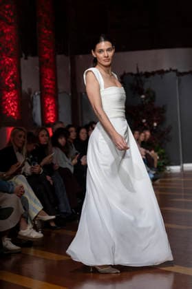 Telier Couture Fashion Week Madrid in Spain - 17 Mar 2026 A model walks the runway wearing a design by atelier couture during Fashion Week de Madrid in Fabric de Tapices. Madrid Spain Copyright: xAtilanoxGarciax xSOPAxImagesx photos08906