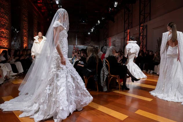 Telier Couture Fashion Week Madrid in Spain - 17 Mar 2026 A model walks the runway wearing a design by atelier couture during Fashion Week de Madrid in Fabric de Tapices. Madrid Spain Copyright: xAtilanoxGarciax xSOPAxImagesx photos08867
