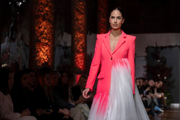Telier Couture Fashion Week Madrid in Spain - 17 Mar 2026 A model walks the runway wearing a design by atelier couture during Fashion Week de Madrid in Fabric de Tapices. Madrid Spain Copyright: xAtilanoxGarciax xSOPAxImagesx photos08845