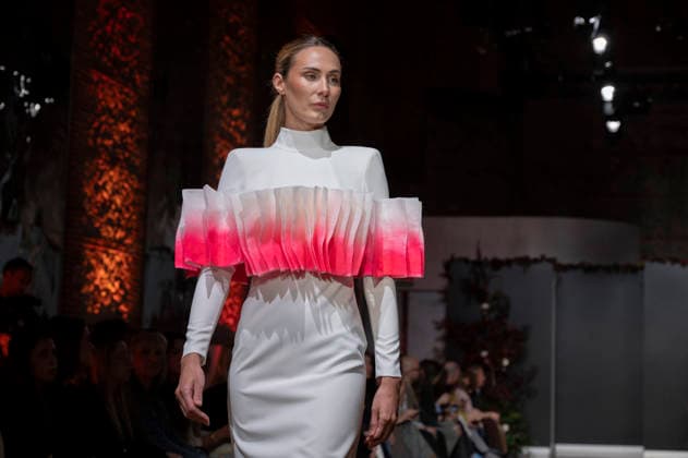 Telier Couture Fashion Week Madrid in Spain - 17 Mar 2026 A model walks the runway wearing a design by atelier couture during Fashion Week de Madrid in Fabric de Tapices. Madrid Spain Copyright: xAtilanoxGarciax xSOPAxImagesx photos08847