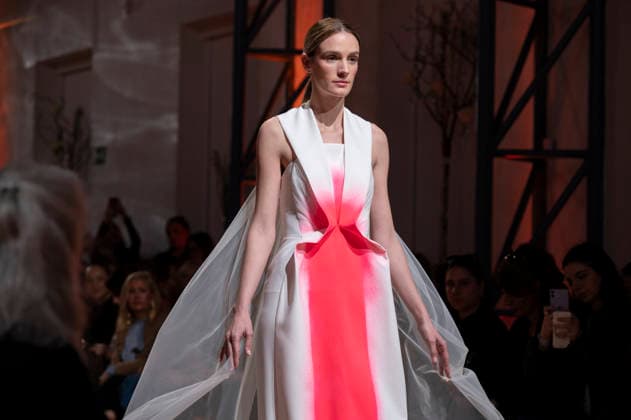 Telier Couture Fashion Week Madrid in Spain - 17 Mar 2026 A model walks the runway wearing a design by atelier couture during Fashion Week de Madrid in Fabric de Tapices. Madrid Spain Copyright: xAtilanoxGarciax xSOPAxImagesx photos08854