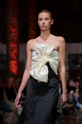 Telier Couture Fashion Week Madrid in Spain - 17 Mar 2026 A model walks the runway wearing a design by atelier couture during Fashion Week de Madrid in Fabric de Tapices. Madrid Spain Copyright: xAtilanoxGarciax xSOPAxImagesx photos08838