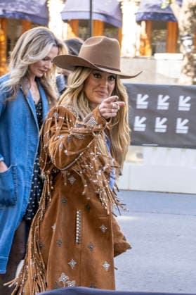 March 17, 2026, Austin, Tx, United States of America: LAINEY WILSON points to the press photographers on her way to the red carpet for her movie KeepinÃ¢â‚¬â ¢ Country Cool at the Paramount Theater during the SXSW Film and TV Festival in Austin, Texas. Austin United States of America  - ZUMAw132 20260317_zap_w132_003 Copyright: xTomxWalkox