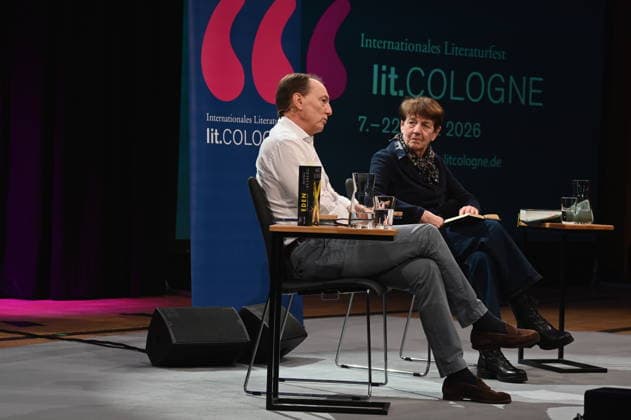 Der österreichische Autor Marc Elsberg und die Journalistin Margarete von Schwarzkopf liest und spricht auf der Lit.Cologne, dem internationalen Literaturfestival