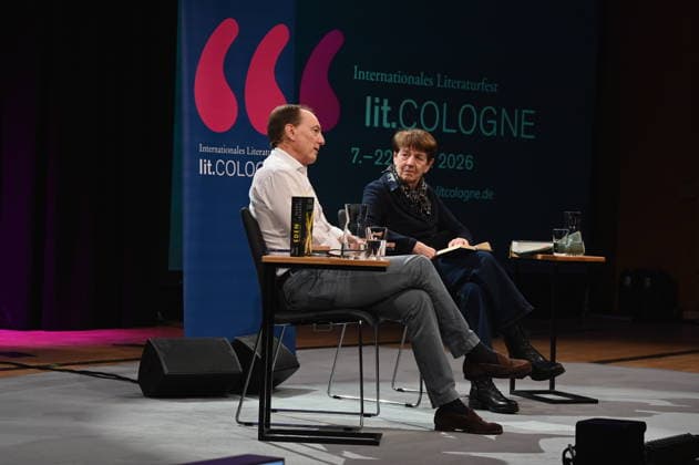 Der österreichische Autor Marc Elsberg und die Journalistin Margarete von Schwarzkopf liest und spricht auf der Lit.Cologne, dem internationalen Literaturfestival