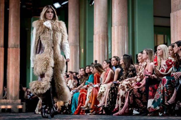 Johanna Ortiz fashion show at Mercedes Benz Fashion Week Madrid A model during the Johanna Ortiz fashion show that opens the next edition of the Mercedes Benz Fashion Week Madrid, March 17, 2026, in Madrid Spain Ortiz, a key figure in Latin American fashion, opens the official calendar of the Madrid fashion show in an emblematic setting of the city MARCH 17, 2026 FASHION MODEL SHOW MBFW DESIGNER A Pé Madrid Madrid Madrid Spain  Copyright: xA.xPÃ rezxMecax 7375153