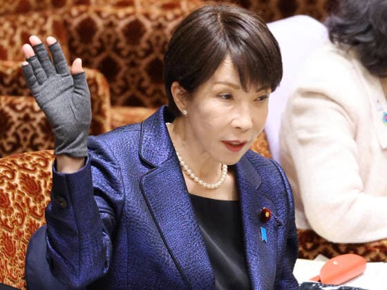 News Bilder des Tages March 18, 2026, Tokyo, Japan - Japanese Prime Minister Sanae Takaichi raises her hand to answer a question at Upper House s budget committee session at the National Diet in Tokyo on Wednesday, March 18, 2026. (photo by Yoshio Tsunoda AFLO)  aflo_323943272