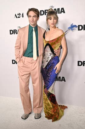 Robert Pattinson und Suki Waterhouse bei der Premiere des Kinofilms The Drama Das Drama - Noch mal auf Anfang in DGA Theater Complex . Los Angeles, 17.03.206