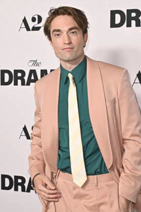 Robert Pattinson bei der Premiere des Kinofilms The Drama Das Drama - Noch mal auf Anfang in DGA Theater Complex . Los Angeles, 17.03.206