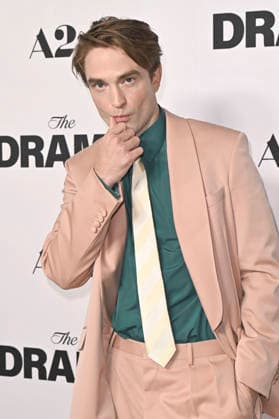 Robert Pattinson bei der Premiere des Kinofilms The Drama Das Drama - Noch mal auf Anfang in DGA Theater Complex . Los Angeles, 17.03.206