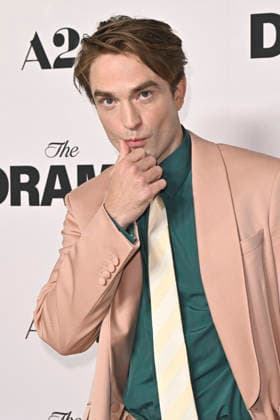 Robert Pattinson bei der Premiere des Kinofilms The Drama Das Drama - Noch mal auf Anfang in DGA Theater Complex . Los Angeles, 17.03.206