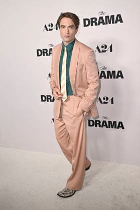 Robert Pattinson bei der Premiere des Kinofilms The Drama Das Drama - Noch mal auf Anfang in DGA Theater Complex . Los Angeles, 17.03.206