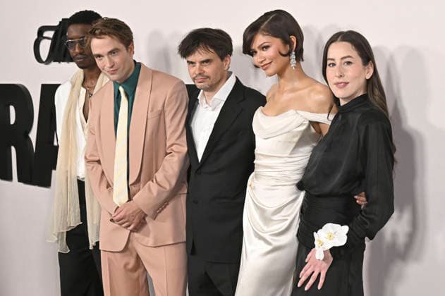 Mamoudou Athie, Robert Pattinson, Kristoffer Borgli, Zendaya und Alana Haim bei der Premiere des Kinofilms The Drama Das Drama - Noch mal auf Anfang in DGA Theater Complex . Los Angeles, 17.03.206