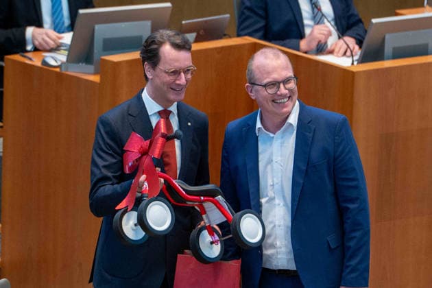 News Bilder des Tages Jochen OTT, SPD Fraktionsvorsitzender in Landtag NRW, Vorsitzender der SPD-Landtagsfraktion, Fraktionsvorsitzender, rechts, gratuliert Hendrik WUEST, Wüst, CDU, Ministerpraesident des Landes Nordrhein-Westfalen, zur Geburt seiner zweiten Tochter und schenkt ein Laufrad, 118. Sitzung des Landtags Nordrhein-Westfalen, im Landtag Nordrhein-Westfalen NRW, Duesseldorf am 18.03.2026, *** Jochen OTT, SPD parliamentary group leader in the state parliament of North Rhine-Westphalia, chairman of the SPD state parliamentary group, parliamentary group leader, right, congratulates Hendrik WUEST, Wüst, CDU, State Premier of North Rhine-Westphalia, on the birth of his second daughter and presents a balance bike, 118 Session of the state parliament o