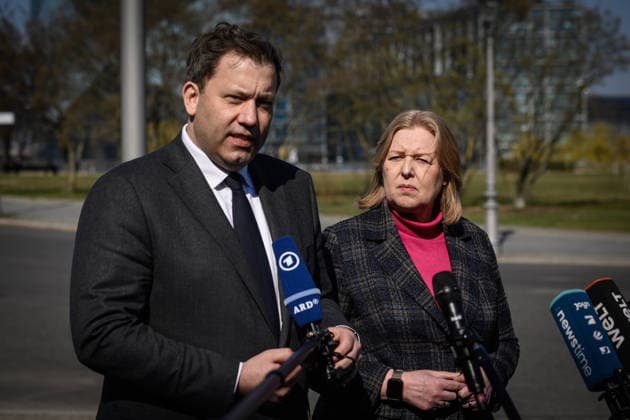 Berlin, Pressekonferenz von Lars Klingbeil und Bärbel Bas zum Antraglosenkindergeld Vizekanzler und Bundesfinanzminister Lars Klingbeil (SPD) gibt zusammen mit der Bundesarbeitsministerin Bärbel Bas (SPD) am 18.03.2026 eine Pressekonferenz vor dem Bundeskanzleramt im Anschluss an der Sitzung des Bundeskabinetts zum Antraglosenkindergeld in Berlin. Berlin Bundeskanzleramt Berlin Deutschland