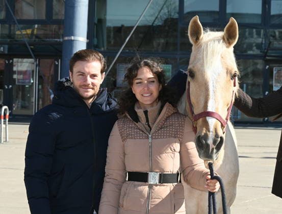 Pferdetrainer und Reiter Laury Tisseur und Kenzie Dysli ,l-r, mit ihrem Pferd Camillo bei der Pressekonferenz zur Pferdeshow CAVALLUNA Tor zur Anderswelt die im Mai in Köln gastiert.