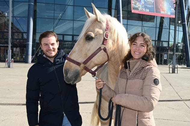Pferdetrainer und Reiter Laury Tisseur und Kenzie Dysli ,l-r, mit ihrem Pferd Camillo bei der Pressekonferenz zur Pferdeshow CAVALLUNA Tor zur Anderswelt die im Mai in Köln gastiert.