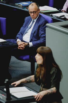 (L-R) Friedrich Merz (CDU), Bundeskanzler, und Heidi Reichinnek, Mitglied des Deutschen Bundestages (Die Linke), aufgenommen im Rahmen der Debatte zur Regierungserklaerung im Deutschen Bundestag in Berlin, 18.03.2026. Berlin Deutschland Copyright: xFlorianxGaertnerx