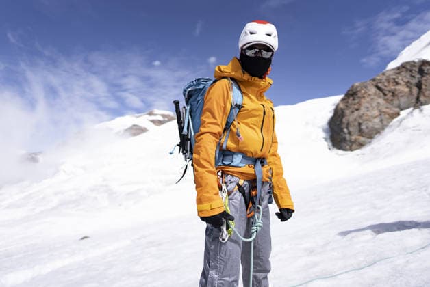 Portrait of a female mountaineer on a glacier Aosta, Aosta Valley, Italy CR_MIJO26031767-1984866-01 ,model released, Symbolfoto