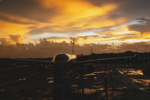 IMAGO Creative, Jahreszeit Sommer, Regen, Sommerregen Heavy Cargo Plane in Miami at sunset Miami, Florida, United States R_JUAR260317-1984346-01