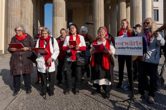 Feierstunde Aktion 18. März Deutschland, Berlin, 18.03.2026, Brandenburger Tor, Gesang, Vorwärts Liederfreunde, Â