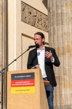 Feierstunde Aktion 18. März Deutschland, Berlin, 18.03.2026, Pascal Meiser, MdB, Brandenburger Tor, Â