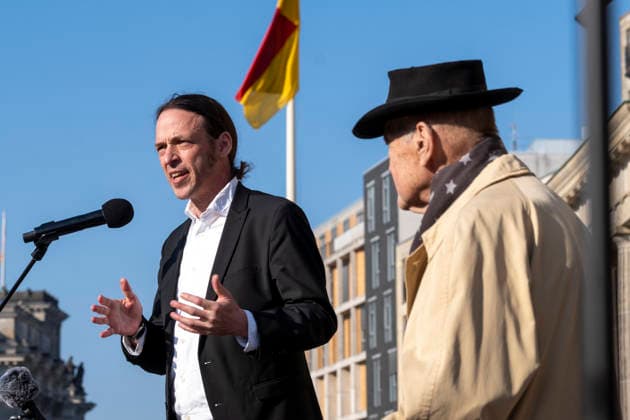 Feierstunde Aktion 18. März Deutschland, Berlin, 18.03.2026, Pascal Meiser, MdB, rechts: Initiator Volker Schröter, Brandenburger Tor, Â