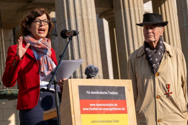 Feierstunde Aktion 18. März Deutschland, Berlin, 18.03.2026, Dr. Jacqueline Boysen, Stiftung Orte der deutschen Demokratiegeschichte, rechts: Initiator Volker Schröter, Brandenburger Tor, Â