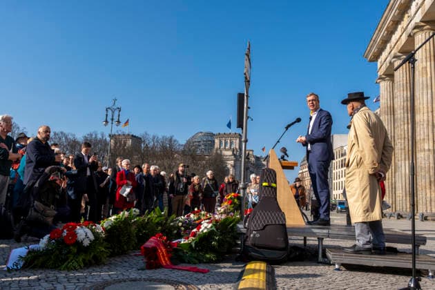 Feierstunde Aktion 18. März Deutschland, Berlin, 18.03.2026, Bürgermeister und Senator für Finanzen Stefan Evers, rechts: Initiator Volker Schröter, Brandenburger Tor, Â
