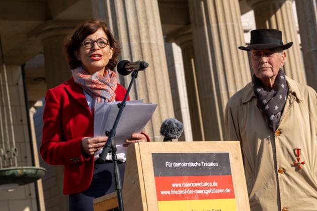 Feierstunde Aktion 18. März Deutschland, Berlin, 18.03.2026, Dr. Jacqueline Boysen, Stiftung Orte der deutschen Demokratiegeschichte, rechts: Initiator Volker Schröter, Brandenburger Tor, Â