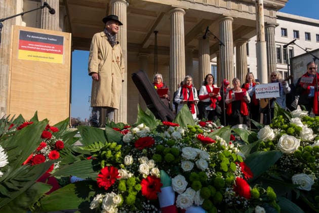 Feierstunde Aktion 18. März Deutschland, Berlin, 18.03.2026, Initiator Volker Schröter, Brandenburger Tor, Â