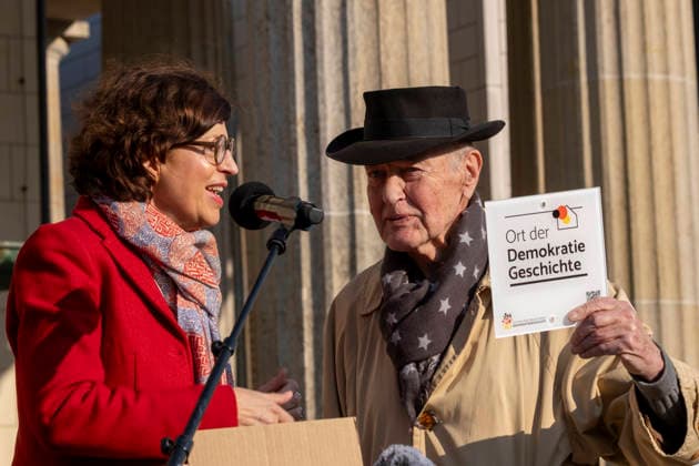 Feierstunde Aktion 18. März Deutschland, Berlin, 18.03.2026, Übergabe der Plakette Ort der Demokratiegeschichte an Volker Schröter, Dr. Jacqueline Boysen, Stiftung Orte der deutschen Demokratiegeschichte, rechts: Initiator Volker Schröter, Brandenburger Tor, Â