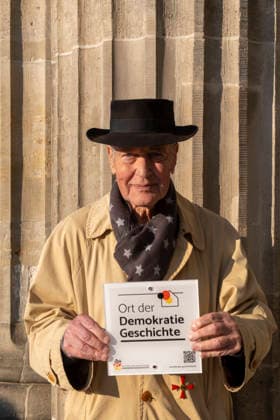 Feierstunde Aktion 18. März Deutschland, Berlin, 18.03.2026, Initiator Volker Schröter, Plakette Ort der Demokratiegeschichte, Brandenburger Tor, Â