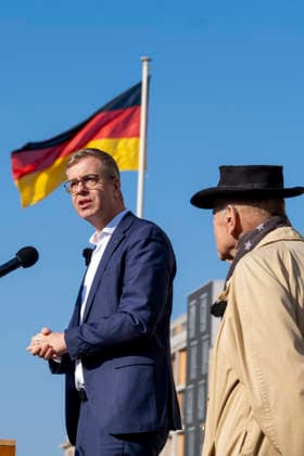 Feierstunde Aktion 18. März Deutschland, Berlin, 18.03.2026, Bürgermeister und Senator für Finanzen Stefan Evers, rechts: Initiator Volker Schröter, Brandenburger Tor, Â *** Celebration of the March 18 Germany campaign, Berlin, 18 03 2026, Mayor and Senator for Finance Stefan Evers, on the right initiator Volker Schröter, Brandenburg Gate, Â