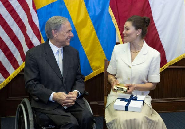 Entertainment Bilder des Tages March 18, 2026, Austin, Texas, USA: Her Royal Highness HRH CROWN PRINCESS OF SWEDEN visits Austin on the final day of the SXSW Music Festival and exchanges gifts with Texas Gov. GREG ABBOTT at the Texas Capitol. The Princess is on a four-day swing advancing Sweden s interest in the U.S. Austin USA  - ZUMAd150 20260318_znp_d150_005 Copyright: xBobxDaemmrichx