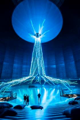 Neue Ausstellung im Gasometer Oberhausen, Kunstskulptur Der Baum, 40 Meter hoch Lichtinstallation, zeigt mit Licht und Musik verschiedene Stadien eines Baumes, Ausstellung Mythos Wald, auf 3 Ebenen und mit mehreren Thematischen Kapiteln zeigt die Ausstellung die Diversität der Wälder der Welt mit Bildern, Videos und Exponaten, NRW, Deutschland, Mythos Wald Oberhausen