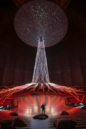 Neue Ausstellung im Gasometer Oberhausen, Kunstskulptur Der Baum, 40 Meter hoch Lichtinstallation, zeigt mit Licht und Musik verschiedene Stadien eines Baumes, Ausstellung Mythos Wald, auf 3 Ebenen und mit mehreren Thematischen Kapiteln zeigt die Ausstellung die Diversität der Wälder der Welt mit Bildern, Videos und Exponaten, NRW, Deutschland, Mythos Wald Oberhausen