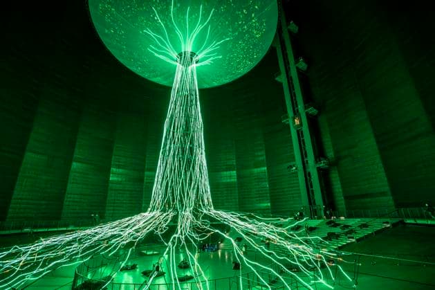 Neue Ausstellung im Gasometer Oberhausen, Kunstskulptur Der Baum, 40 Meter hoch Lichtinstallation, zeigt mit Licht und Musik verschiedene Stadien eines Baumes, Ausstellung Mythos Wald, auf 3 Ebenen und mit mehreren Thematischen Kapiteln zeigt die Ausstellung die Diversität der Wälder der Welt mit Bildern, Videos und Exponaten, NRW, Deutschland, Mythos Wald Oberhausen