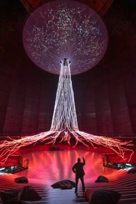 Neue Ausstellung im Gasometer Oberhausen, Kunstskulptur Der Baum, 40 Meter hoch Lichtinstallation, zeigt mit Licht und Musik verschiedene Stadien eines Baumes, Ausstellung Mythos Wald, auf 3 Ebenen und mit mehreren Thematischen Kapiteln zeigt die Ausstellung die Diversität der Wälder der Welt mit Bildern, Videos und Exponaten, NRW, Deutschland, Mythos Wald Oberhausen