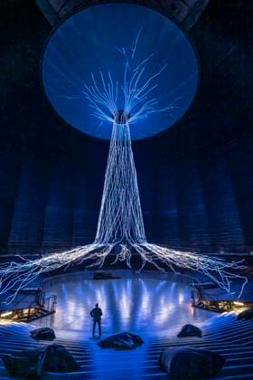 Neue Ausstellung im Gasometer Oberhausen, Kunstskulptur Der Baum, 40 Meter hoch Lichtinstallation, zeigt mit Licht und Musik verschiedene Stadien eines Baumes, Ausstellung Mythos Wald, auf 3 Ebenen und mit mehreren Thematischen Kapiteln zeigt die Ausstellung die Diversität der Wälder der Welt mit Bildern, Videos und Exponaten, NRW, Deutschland, Mythos Wald Oberhausen