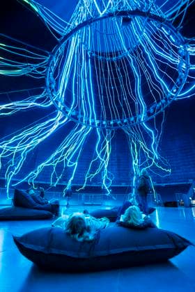 Neue Ausstellung im Gasometer Oberhausen, Kunstskulptur Der Baum, 40 Meter hoch Lichtinstallation, zeigt mit Licht und Musik verschiedene Stadien eines Baumes, Ausstellung Mythos Wald, auf 3 Ebenen und mit mehreren Thematischen Kapiteln zeigt die Ausstellung die Diversität der Wälder der Welt mit Bildern, Videos und Exponaten, NRW, Deutschland, Mythos Wald Oberhausen