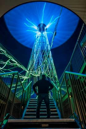 Neue Ausstellung im Gasometer Oberhausen, Kunstskulptur Der Baum, 40 Meter hoch Lichtinstallation, zeigt mit Licht und Musik verschiedene Stadien eines Baumes, Ausstellung Mythos Wald, auf 3 Ebenen und mit mehreren Thematischen Kapiteln zeigt die Ausstellung die Diversität der Wälder der Welt mit Bildern, Videos und Exponaten, NRW, Deutschland, Mythos Wald Oberhausen